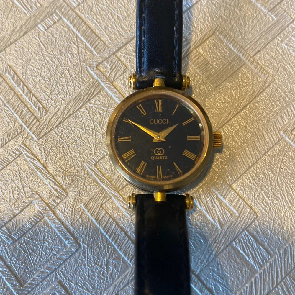 Gucci | Accessories | Gucci Vintage 98s Womens Wrist Watch  display picture 2